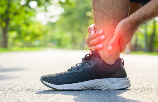 Ayak ve ayak bileği cerrahisi, yürüme ve dengeyi etkileyen kemik, eklem, tendon ve sinir sorunlarının tanı ve tedavisiyle ilgilenen bir ortopedi üst uzmanlık alanıdır. Ayak ve ayak bileği cerrahisi erken tanı ve kişiye özel planlama ile ağrıyı azaltmayı, fonksiyonu artırmayı ve yaşam kalitesini iyileştirmeyi hedefler.